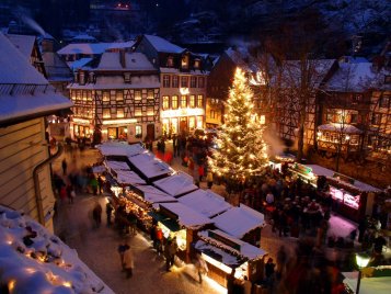 Weihnachtsmarkt_Abend_Br_Montour.jpg